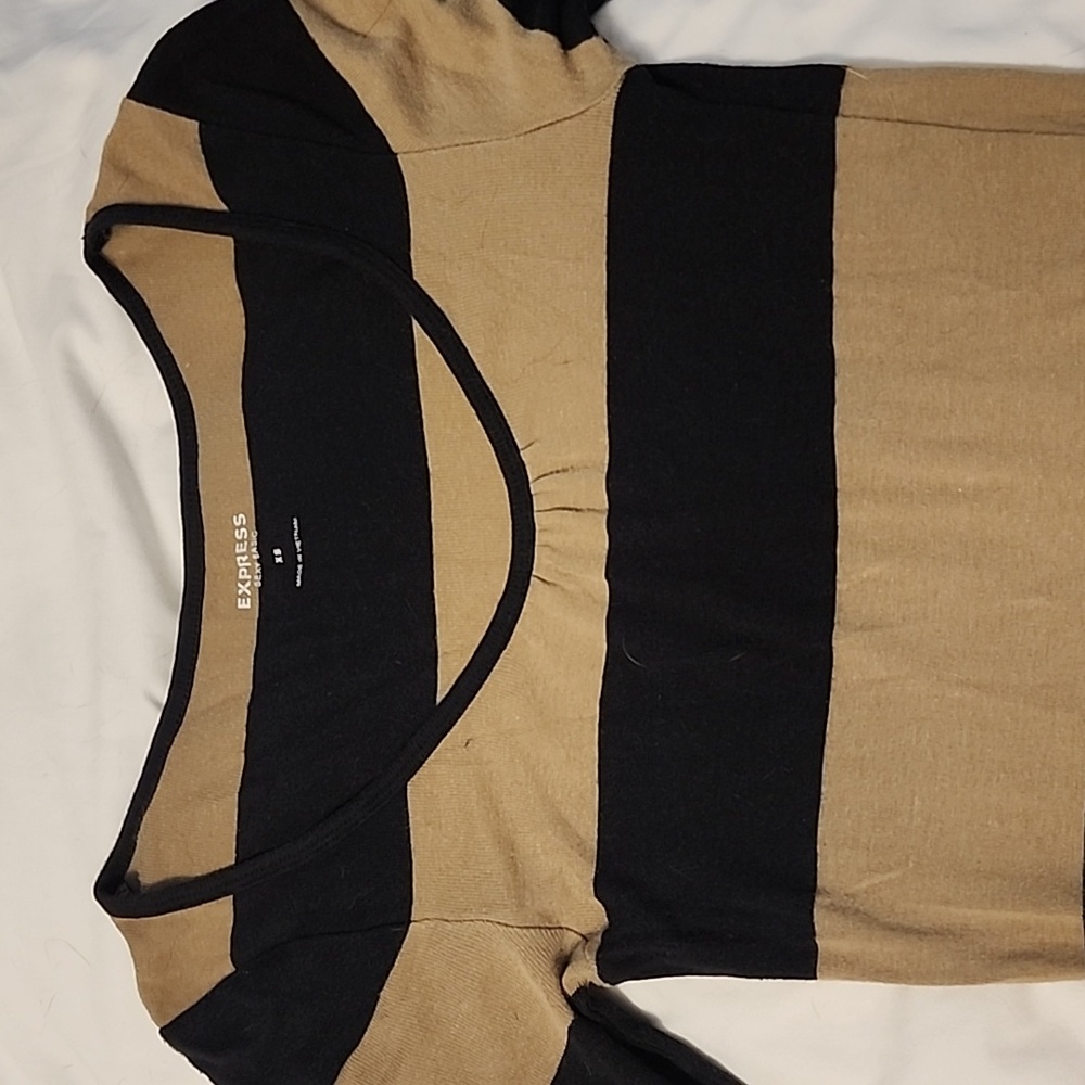 Cute xs top, which can be worn casually or dress it up.